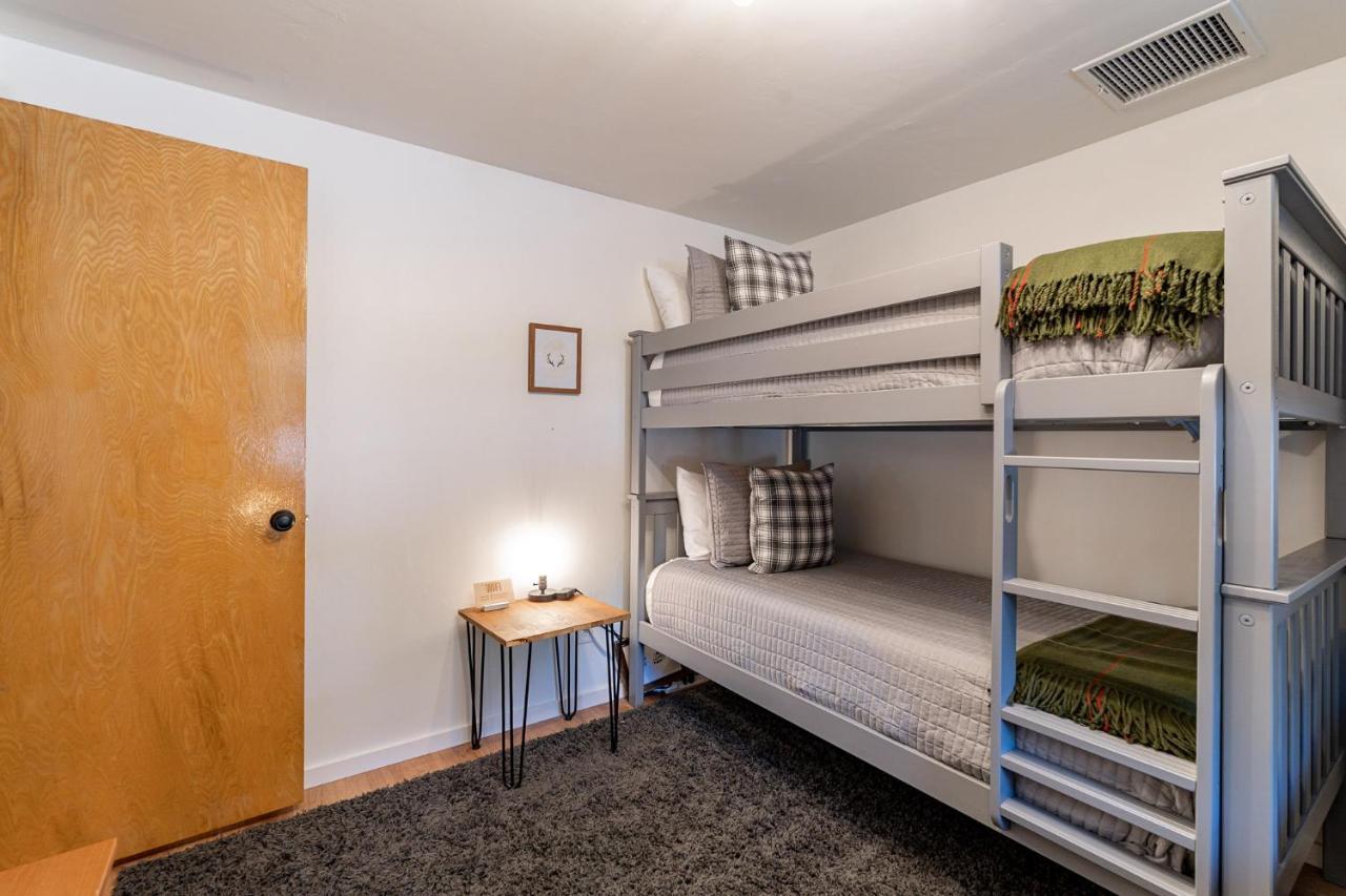 The Pine House - Cozy Mid-Century Modern, Pet-Friendly Villa Esterno foto