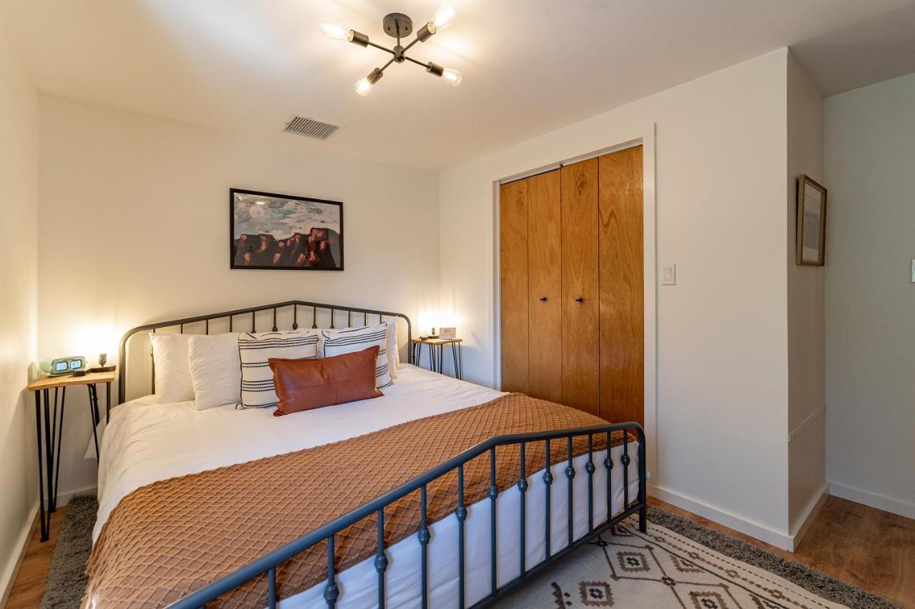 The Pine House - Cozy Mid-Century Modern, Pet-Friendly Villa Esterno foto